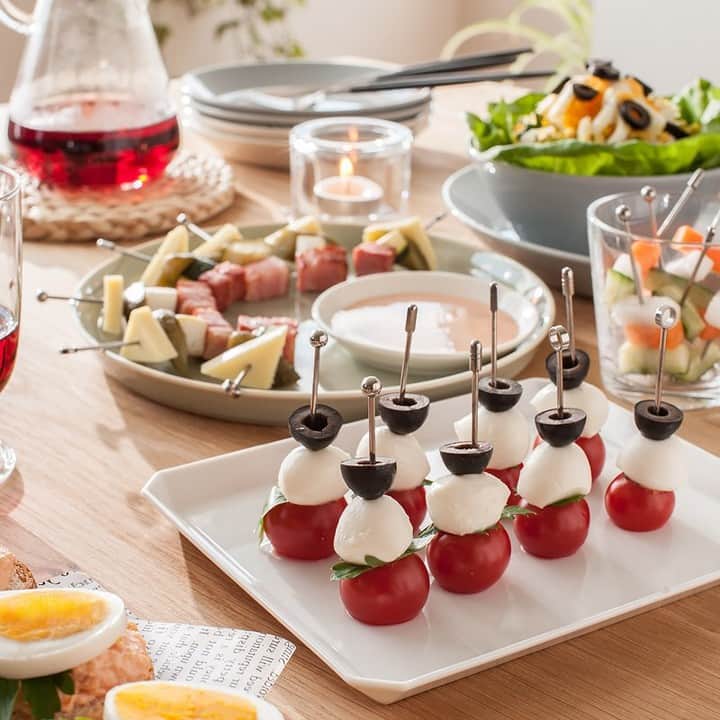 のインスタグラム：「. クリスマスパーティーや忘年会、新年会など、この季節は人が集まる機会が多いですよね。パーティーでのおもてなしに、あると嬉しいアイテムをご紹介します。 . カトラリーを使わず、手軽に料理をつまむことができる「オードブルピン(工房アイザワ)」。鋭いピン先によって、トマトのような柔らかい食材や、肉のような堅い食材にも、スッとなめらかに通すことが出来、外して洗えば何度でも使えます。 そのままオーブンに入れることができるので、幅広い食材、調理方法にも対応。 . テーブルを立体的に見せることができるピンチョスでテーブルを彩れば、食べやすくて、見た目も華やかに。 ちょっとしたおつまみからホームパーティまで活躍してくれるアイテムです。 . . ▼詳細はプロフィールのリンクからご覧いただけます。 → @freedesign_jp . 【取扱店舗】 #フリーデザインオンラインショップ #フリーデザイン吉祥寺店 . #工房アイザワ #アイザワ工房 #アイザワ #アイザワキッチンツール #キッチンツール #オードブルピン #ピンチョス #パーティーフード #フィンガーフード  #キッチン道具 #台所道具 #シンプル #くらし #暮らし #暮らしの道具 #暮らしを楽しむ #丁寧な暮らし #freedesign #フリーデザイン #吉祥寺 #kichijoji #ライフスタイルショップ #インテリアショップkino」