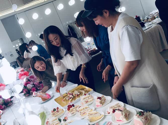 神崎恵さんのインスタグラム写真 - (神崎恵Instagram)「撮影後に。 お祝いをしていただきました🎂 @khp_coconsuper のスインググロスオイルシリーズと👩のアイシングクッキー。 これからもヘアケアの大切さをお伝えできるよう頑張ります✨ #ココンシュペール #スインググロスオイル」12月17日 17時57分 - megumi_kanzaki