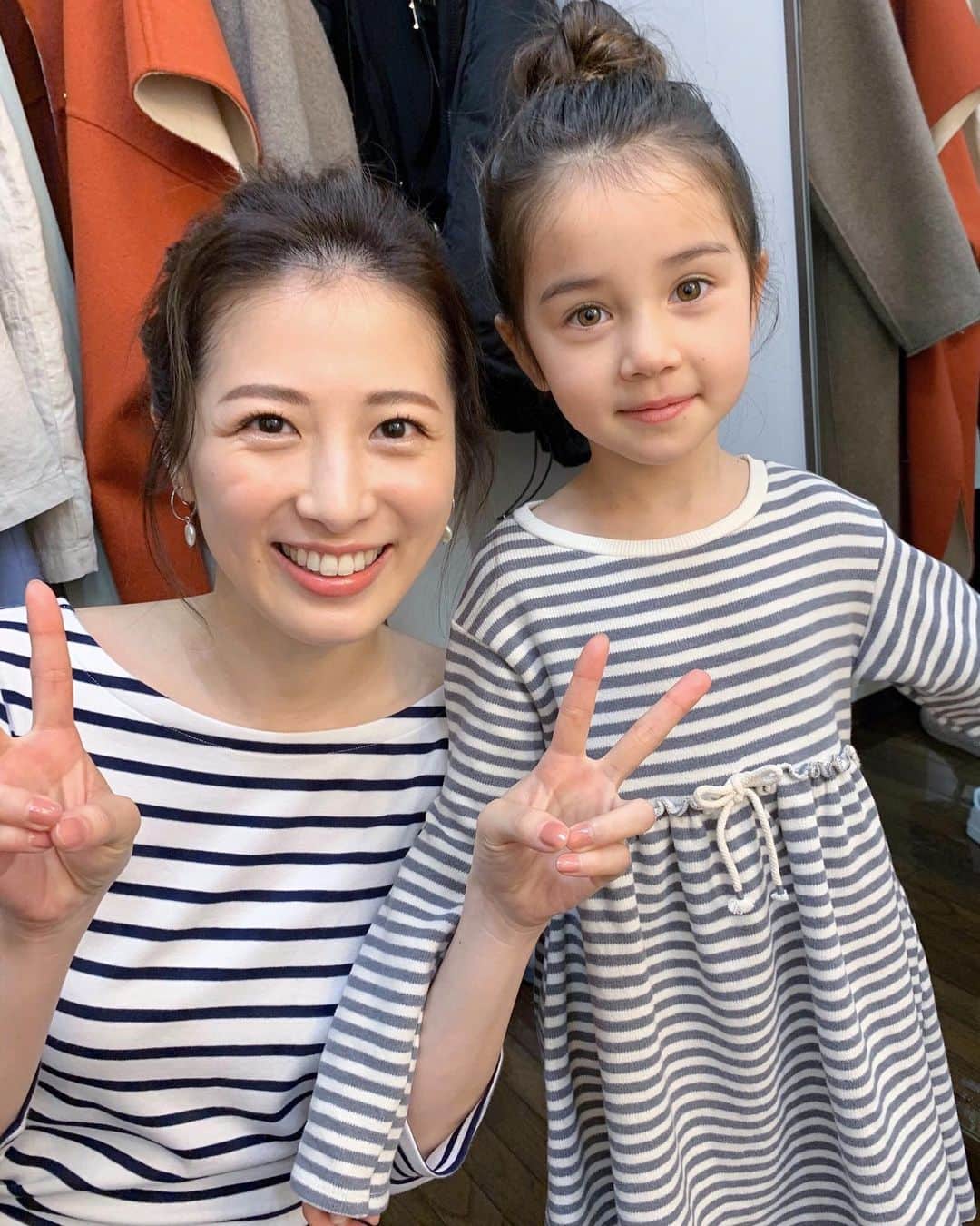 のインスタグラム：「今日は @asbee_jp の撮影👟 産後また呼んでもらえるの嬉しいです😭✨ 初めましてのクロエちゃんと👼 めちゃくちゃ可愛いのに一緒に写真とろーってお願いするとほとんどが変顔でした❤️笑 今日も幸せメンバーで楽しかった💗  @asbee_jp  hair make @cocoroyusa assistant あいさん stylist @tsuzukimarie  camera @taksugita #ママ役もしました#子供はクロエちゃん#天使すぎました#最高に可愛かった#さくらちゃんもこんな無邪気に育ってほしい #asbee#g-foot#spring#shoes」