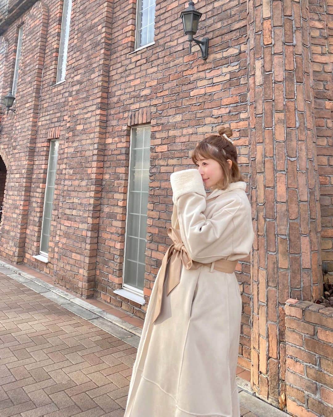 のインスタグラム：「・ 寒ぅ☃️☃️☃️ 今年も私にサンタさんくるかな🎅🏻？という わかりやすいおねだりをしてみた❤️笑 難しいかもね🎅🏻ってあしらわれた🥺www #herlipto #sサイズコーデ  #153cmコーデ #おちびコーデ #おちびの輪 #妊婦コーデ #マタニティコーデ #妊娠9ヶ月 #マタニティライフ #ぷんにーらいふ #こじはる #小嶋陽菜 #アウター」
