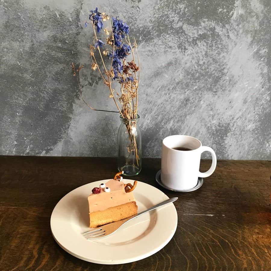 畑中葉子さんのインスタグラム写真 - (畑中葉子Instagram)「赤鼻のトナカイのチーズケーキ😋💕 A WORKS・学芸大学 ・ ・ カレーを食べた後、お腹がいっぱい過ぎるのでテクテクと散歩。 ほどなくして、どーしてもチーズケーキが食べたくなってA WORKS。 平日のcafeしかやっていないこの時間にほぼ満席ってスゴイ。 とにかく、このトナカイ、可愛いすぎるやろー❣️って関西弁になるくらい可愛いくて娘と息子にも買ってきた。 調子に乗って食べてたら体重激増なので摂生します🙀 ・ ・ #AWORKS #エーワークス #クリスマスケーキ #赤鼻のトナカイのケーキ #トナカイのケーキ #トナカイのチーズケーキ #ケーキ #チーズケーキ #おやつ #スイーツ #sweets #デザート #dessert #学芸大学 #yh甘」12月17日 18時33分 - hatanaka_yoko