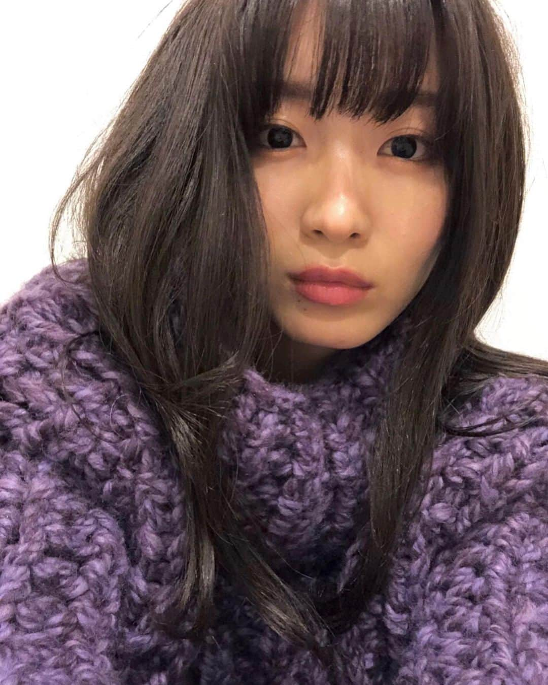 岡崎紗絵さんのインスタグラム写真 - (岡崎紗絵Instagram)「パープルニットでぬくぬく🧶 あったかさんですねん . #ビックニット　#ゆるゆる好き　#ぬくぬくも好き　#さむさむ苦手 #最近始まりました　#春物撮影　#布がない　#ひょーー　#ついにやってきました　#この季節　#気合です」12月17日 18時31分 - sae_okazaki