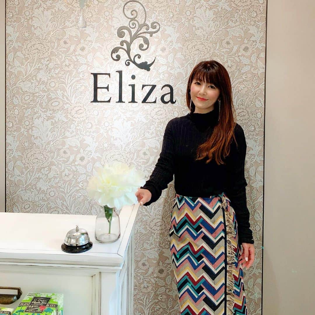 のインスタグラム：「💓💓💓 . 昨日は川口駅徒歩1分にある ハイパーナイフシリーズ痩身専門店  Eliza川口本店 @eliza_kawaguchi_diet で ハイパーナイフシリーズ120分 全身パーフェクト体験の施術をして来たよ〜🎶🎶 . 40超えてオバサン体型まっしぐら🐷 日本人にありがちなボテボテな 洋梨体系化╭☞🍐 あぁ〜母によく似てきたなぁ😂 . 元々骨格が小さいので 着痩せして見えるらしく ラッキーなんだけど この5年で年に1kg着々と増えてる🤭 . ig始めた頃の写真と比べるとふっくらしたし 一番の理由は年齢と共に代謝が落ちた事⤵︎ ⤵︎ . @eliza_Kawaguchi_die さんは 施術に使用するマシーンが全て ハイパーナイフシリーズとの事で 期待大で向かったの🙌💕 . 私は肉質が柔らかいので 効果が出やすいみたい!! 背中。二の腕。太もも。脹ら脛。ヒップ。 実際120分の施術前後の 計測ではかなりサイズダウン❤️⤵︎ ⤵︎ . 施術前と後で写真も撮ったけど 公開処刑になるので載せれない🙅🏻 写真見ても一目瞭然な効果で 一番嬉しかったのは 施術前は体内年齢が 実年齢よりマイナス8歳で 施術後はマイナス12歳 一回りも若くなったぁ😂🙌💕 . 自分の体の数値を知る事と プロの方に任せてアドバイスを 受ける事って大切💓💞 . 沢山のお客様を見ているからこその 的確なアドバイスを受けられるから 今後のボディメイクにも役立つ💪✨ . 体型の悩みは人それぞれで 他人から見たら大した事がなくても 本人にとっては結構深刻🙄 . この前の美魔女コンテストで 同年代の方の水着姿を見て 諦めたらダメだと思ったよ😂✊💕 . . 月のお得なクーポンが ホットペッパービューティーにあるので @eliza_kawaguchi_diet 🔝から 是非checkしてね✅✅✅ . . 長文読んでくれた方ありがとう✨🙏😄 . . . . #Eliza #エリーザ #エリーザ川口店 #ハイパーナイフ #全身贅沢痩身 #川口pr #コラボベース #pr#サロンモデル #ボディメイク#ボディケア#ダイエット#ダイエット記録 #痩身#痩身エステ#エステ#エステサロン#サロン#アラフォー#アラフィフ#40代#ダイエッター#大人可愛い#大人女子#美容#美容マニア#美容好きな人と繋がりたい #おしゃれさんと繋がりたい ✩ ⋆ ✩ ⋆ ✩ ⋆ ✩ ⋆ ✩﻿ ⋆ ✩ ⋆ ✩﻿ 見て下さった方 (*´︶`*)♡Thanks!💓💓💓💓💓」