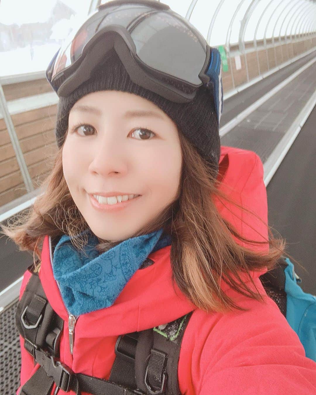 梅原玲奈さんのインスタグラム写真 - (梅原玲奈Instagram)「スキー履いたままベルトコンベア⛷ 楽なようで微妙w #ski #スキー #snowの威力ハンパない  #パー子 #前歯」12月18日 5時35分 - reina_umehara