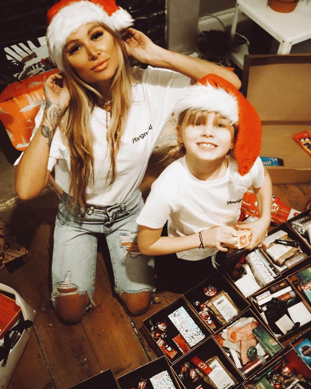 ルー・ティーズデールのインスタグラム：「Thank you to all the nice brands and prs who donate for our community Christmas presents @goldenyearshackney ... Thank you @lush @ghostfragrances @dove @thedigifairy @kenmarkeyewear @crystalclearskincare @bleachlondon @hoxtonminipress ❤️🎅🏼」