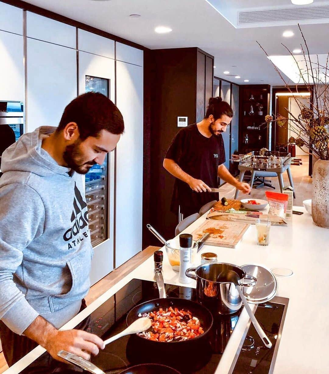 イルカイ・ギュンドアンさんのインスタグラム写真 - (イルカイ・ギュンドアンInstagram)「6 games in 18 days 🗓 Especially now it's important to take care of yourself 👨🏽‍🍳 #FoodIsFuel」12月18日 4時05分 - ilkayguendogan