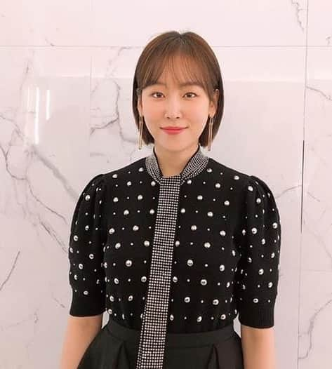 ソ・ヒョンジンのインスタグラム：「🌺🌺🌺 #Seohyunjin #서현진 #hyunjin  #블랙독 #blackdog #blackdogdrama  #Ramiran #Hajoon #TVN #SeohyunjinINA」