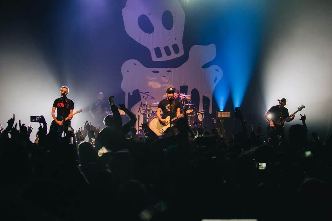 ザッキー・ヴェンジェンスのインスタグラム：「First Nothing Personal show In the books. Who’s ready for night #2! #letsgo #alltimelow #nothingpersonal #10years #losangeles #california」