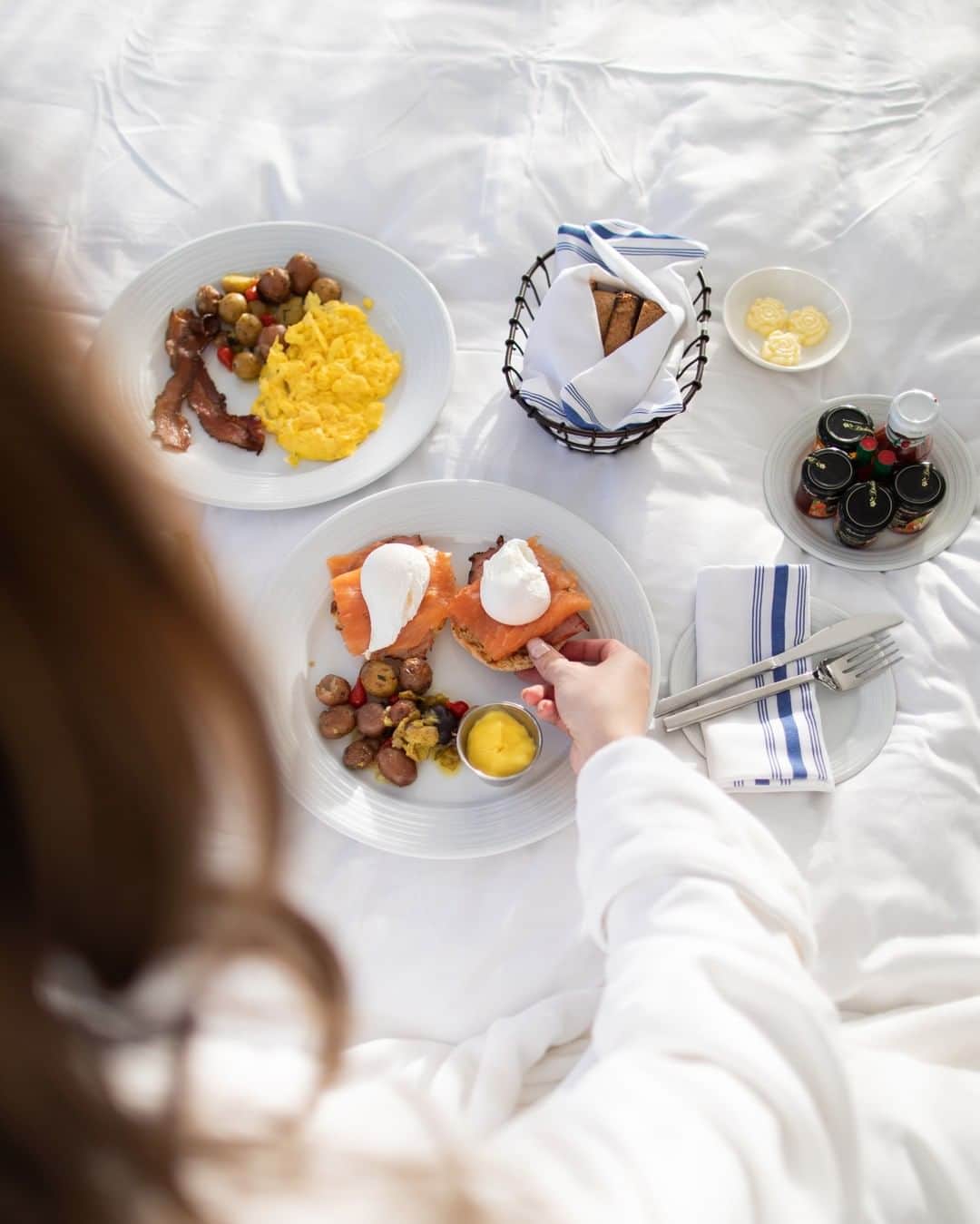 Conrad Hotelsのインスタグラム：「With 24-hour room service, breakfast in bed isn't just for mornings anymore. #StayInspired 📷: @jlinhh」