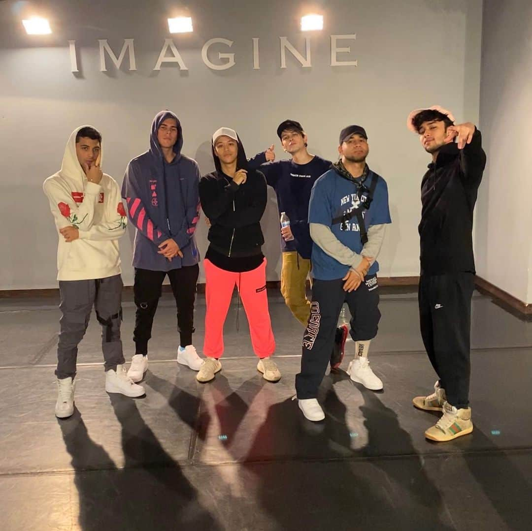 カイル・ハナガミさんのインスタグラム写真 - (カイル・ハナガミInstagram)「I’ve gotta get better at keeping my eyes open for group pictures. 😩 @cncomusic  PS. We’re all sweaty from rehearsal so don’t judge.  PPS. Should I drop some music too?  PPPS. I can’t sing so nevermind.」12月18日 5時02分 - kylehanagami