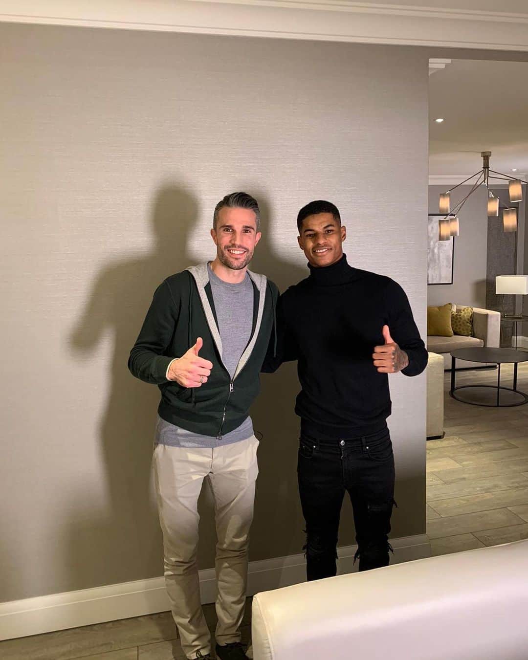 ロビン・ファン・ペルシのインスタグラム：「Today for the first time on the other side at an interview.  My debut as the man with the questions for @btsport  It went wonderfully well thanks to the excellent @marcusrashford  What a guy & player! 🔥👌🏻🤩 Thanks for having me Marcus. I am sure there is so much more to come from you! 👊🏻」