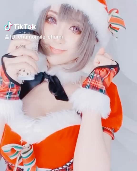 のインスタグラム：「クリスマスは美味しいものがたくさんあるよね！ #tiktokjapan #tiktokxmas #xmas https://vt.tiktok.com/8NSjbU/ TikTokとインスタ更新したよ！ #xmaspresent #christmas #cosplay #santaclaus #santa #cosplaygirl #cosplayer #cosplaymodel #cos #cosplayworld #サンタコス #コスプレ #サンタクロース #コスプレイヤー  #サンタさんからのプレゼント #サンタ #サンタコスプレ #サンタさん  #chamomile #chamomilecosplay  #カモミール #カモミールコスプレ  #サンタガール #サンタ衣装 #コス」
