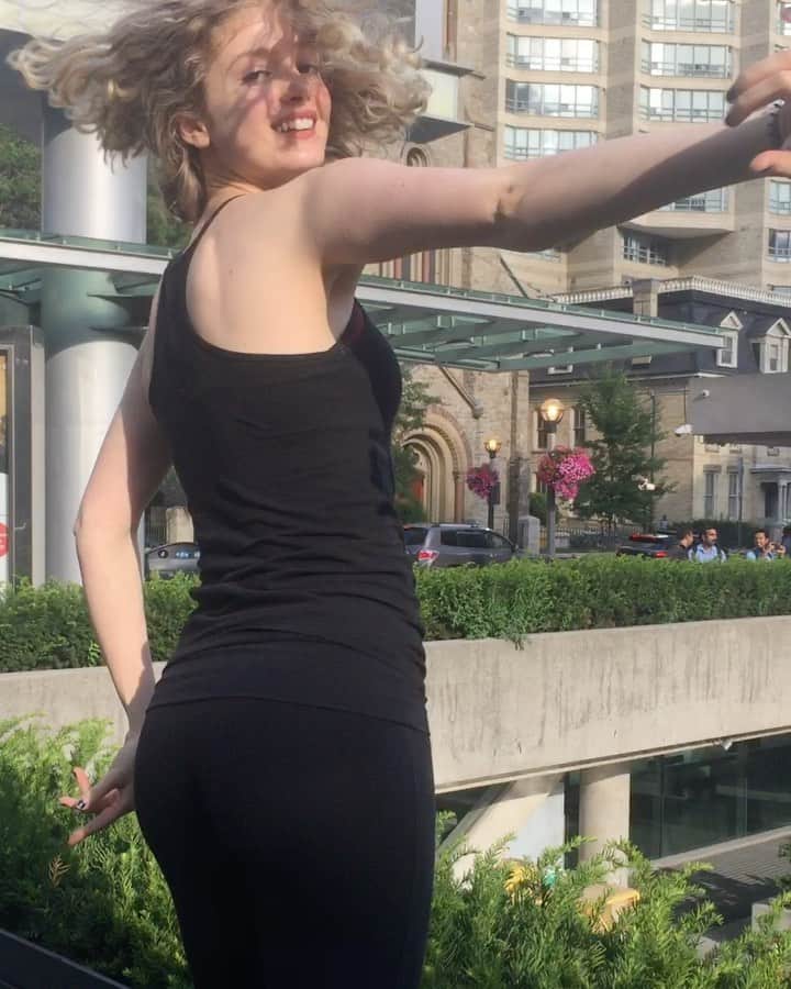 のインスタグラム：「‪Take me back to the warm, sunny weather where the streets of Toronto were full of music, culture & smells of delicious food😍Don’t know why this music just makes you wanna dance!💃😜Can’t wait to share what’s coming up💞😘#culture #food #smile #happy #life #live #positive #dance #music #healthy #art #explore #sunshine #city #sun #Canada #Toronto #adventure #community #world #explore #celebrate #love #active #move #instadaily #instagood #instafun #instamusic #insta‬」