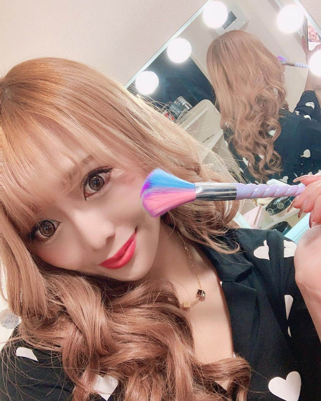 MOEのインスタグラム：「. お気に入りのドレッサー🧸🎀 女優ライトが付いてるから、 毎日メイクするのが楽しい🍭 . ちなみに、 パジャマはハート柄(笑) . キャラじゃないけど、 女子力上がるかなと思って 無理矢理着てる😪💟(笑) 今日もがんばりまーす🔥 . #koriyama #fukushima #led #pink  #champagne #party #club #lounge #loungebar #supper #nightclub #bar #lounge #loungebar #pink #selfie #axxis  #girlsbar #barbie  #郡山 #福島 #ガールズバー  #バー #ラウンジ #スナック #キャバクラ #自己満gram」