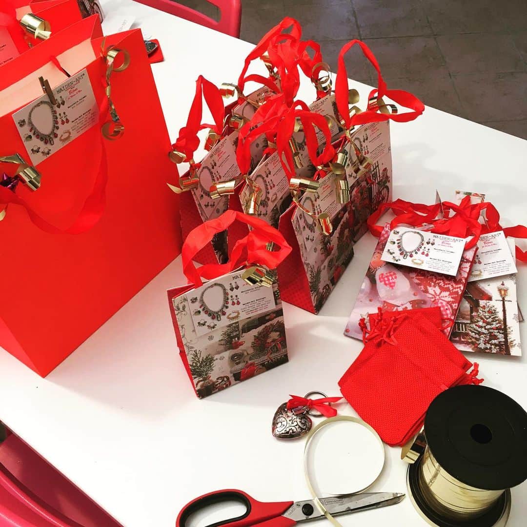 メイデンアートのインスタグラム：「Oggi il nostro negozio è aperto ❤️🎁 . Today’s our store is open! ❤️🎁 . #angera #cransmontana #cransmontanaabsolutely #lakemaggiore #regalidinatale #christmas #giftideas #jewelry #bijoux #bohochic #bijouxhandmade #varese #varesetheplacetobe #varesedoyoulake #angeralakemaggiore #shoplocal」
