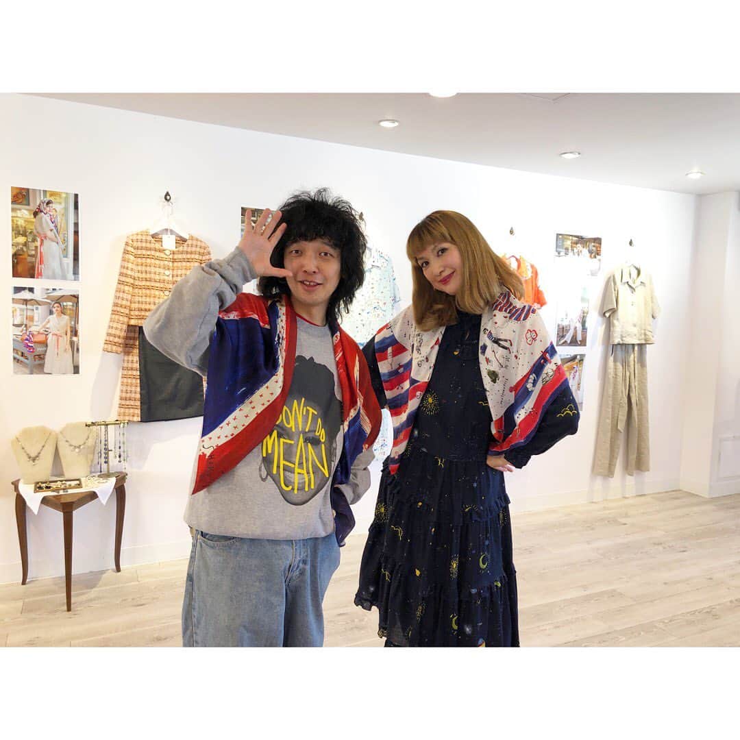 のインスタグラム：「先日 @SforShoko 展示会にロックンロールなお客様が！バンド #おとぎ話 の有馬和樹くん。作品や服を楽しんでもらえて、嬉しかったな♪ 熱くてカッコイイおとぎ話！CD何度も聴いています💿有馬くんの似顔絵も、いつか描いてみたい🎨」