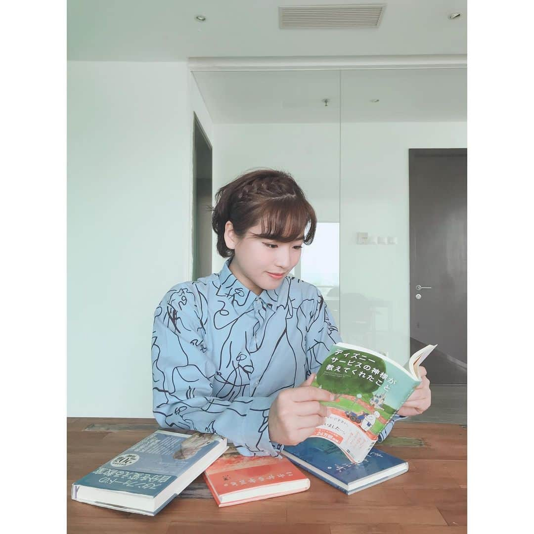 仲川遥香さんのインスタグラム写真 - (仲川遥香Instagram)「What do you like the book?  #indonesia #jakarta #japan #tokyo #book #hujan #☔️ #december #インドネシアタレント #ジャカルタ在住 #ジャカルタ生活 #雨 #本 #12月 #雨季」12月17日 20時42分 - haruuuu_chan