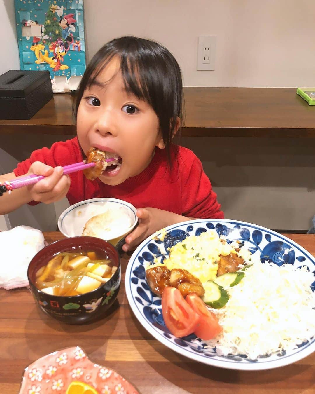 みきママさんのインスタグラム写真 - (みきママInstagram)「【晩御飯は超特急チキン南蛮です！】﻿ ﻿ ﻿ ﻿ ﻿ 15分で作れるチキン南蛮です✨✨✨広島でも「チキン南蛮作りました〜！」って声かけてもらってさ。食べたくなりました〜🤗🤗🤗.﻿ ﻿ ﻿ ﻿ ﻿ ﻿ ﻿ ﻿ 作り方はね、タルタルソースをレンチンで作って、唐揚げを少ない油で揚げたら、甘酢あんをからめてできあがりです😋😋😋﻿甘酢はね、普通あんじゃないんだけど、私は片栗粉を入れてあんにするので、タレがよくからんで美味しいんです❤️❤️❤️﻿ ﻿ ﻿ ﻿ ﻿ ﻿ ﻿ ﻿ レシピは黄色のフライパン本に載っています‼️﻿ ﻿ ﻿ ﻿ ﻿ ﻿ ﻿ ﻿ すると、杏ちゃん「サンタさんがね、まだてがみをもっていってくれてないの。」ってさ。せっせと洗濯物を運んでいました。﻿ ﻿ ﻿ ﻿ ﻿ ﻿ ﻿ ﻿ しまったー‼️サンタさん、なんで手紙持っていくの忘れちゃったんだろうね？ごめんね。﻿ ﻿ ﻿ ﻿ ﻿ ﻿ ﻿ ﻿ ﻿ ﻿ ﻿ れんちび「うまい！！」﻿ ﻿ ﻿ ﻿ ﻿ ﻿ ﻿ ﻿ ﻿ ﻿杏ちゃん、サンタさんに伝わるように頑張って食べていました。﻿ ﻿ ﻿ ﻿ ﻿ ﻿ #みきママ #チキン南蛮 #fnceats #foodnetwork #friedchicken」12月17日 20時42分 - mikimama_official