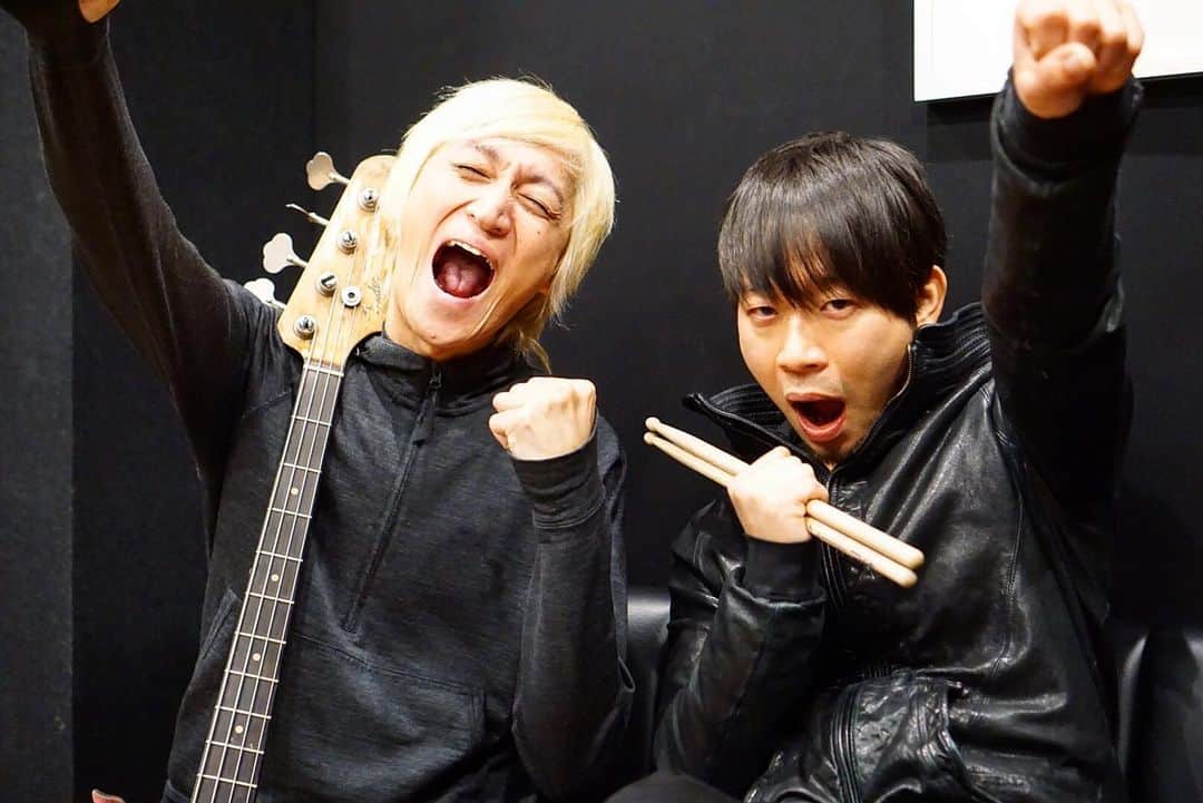 たなしんのインスタグラム：「本人と弾いてみたイベント12月度ゲストは9mm parabellum bulletよりDrかみじょうちひろさんでした！慣れないファイヤーポーズ恐縮でした！爆🔥演奏めちゃくちゃ楽しかったです！  次回は2020年1月27日(月) ゲスト:夜の本気ダンス」