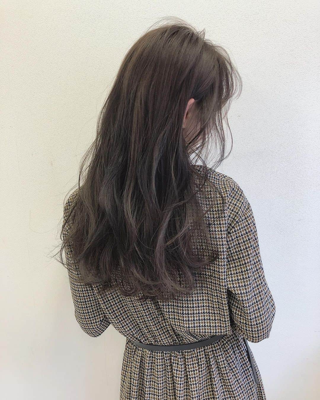 白岩まちこさんのインスタグラム写真 - (白岩まちこInstagram)「≫≫🧸... 𝚑𝚊𝚒𝚛 𝚌𝚘𝚕𝚘𝚛  ㅤㅤㅤㅤㅤㅤㅤㅤㅤㅤㅤㅤㅤ 年内最後のカットカラーに行ってきた☺️✨ ㅤㅤㅤㅤㅤㅤㅤㅤㅤㅤㅤㅤㅤ ㅤㅤㅤㅤㅤㅤㅤㅤㅤㅤㅤㅤㅤ 💇🏼‍♀️　@narisawa_taiki ㅤㅤㅤㅤㅤㅤㅤㅤㅤㅤㅤㅤㅤ ㅤㅤㅤㅤㅤㅤㅤㅤㅤㅤㅤㅤㅤ ㅤㅤㅤㅤㅤㅤㅤㅤㅤㅤㅤㅤㅤ 最近ずっと明るめカラーやったし、 私の髪の毛はすぐに退色するから、 久しぶりに暗めに😘‼️ ㅤㅤㅤㅤㅤㅤㅤㅤㅤㅤㅤㅤㅤ ㅤㅤㅤㅤㅤㅤㅤㅤㅤㅤㅤㅤㅤ  ラベンダーアッシュ🦄✨ ㅤㅤㅤㅤㅤㅤㅤㅤㅤㅤㅤㅤㅤ ㅤㅤㅤㅤㅤㅤㅤㅤㅤㅤㅤㅤㅤ ㅤㅤㅤㅤㅤㅤㅤㅤㅤㅤㅤㅤㅤ 色が抜けていくのも楽しみやなぁ😆💓 ㅤㅤㅤㅤㅤㅤㅤㅤㅤㅤㅤㅤㅤ  ㅤㅤㅤㅤㅤㅤㅤㅤㅤㅤㅤㅤㅤ 毛先も整えてもらって、 トレードマークのシースルーバングも 復活🥺💓 ㅤㅤㅤㅤㅤㅤㅤㅤㅤㅤㅤㅤㅤ ㅤㅤㅤㅤㅤㅤㅤㅤㅤㅤㅤ  新規のお客様対象の１２月限定クーポンを作ったらしいから、年末までにメンテナンスしたいっていう子は 《まちこのインスタ見たっ😙👌🏻》って予約してね☺️🌿 ㅤㅤㅤㅤㅤㅤㅤㅤㅤㅤㅤㅤㅤ ㅤㅤㅤㅤㅤㅤㅤㅤㅤㅤㅤㅤㅤ  ㅤㅤㅤㅤㅤㅤㅤㅤㅤㅤㅤㅤㅤ ㅤㅤㅤㅤㅤㅤㅤㅤㅤㅤㅤㅤㅤ ✨12月【ご新規様】限定クーポン✨ ㅤㅤㅤㅤㅤㅤㅤㅤㅤㅤㅤㅤㅤ ㅤㅤㅤㅤㅤㅤㅤㅤㅤㅤㅤㅤㅤ 【ベーシック】 ㅤㅤㅤㅤㅤㅤㅤㅤㅤㅤㅤㅤㅤ ・カット & カラー5900円 【ワンカラーの最大限の透明感と艶髪】 ㅤㅤㅤㅤㅤㅤㅤㅤㅤㅤㅤㅤㅤ ㅤㅤㅤㅤㅤㅤㅤㅤㅤㅤㅤㅤㅤ ・カット & イルミナカラー & キラ水 & トリートメント 13000円  ㅤㅤㅤㅤㅤㅤㅤㅤㅤㅤㅤㅤㅤ ㅤㅤㅤㅤㅤㅤㅤㅤㅤㅤㅤㅤㅤ 【赤味、オレンジ味を抹消！今までにない透明感、立体感】 ㅤㅤㅤㅤㅤㅤㅤㅤㅤㅤㅤㅤㅤ ・カット & 糸ハイライト 16000~19800円 ㅤㅤㅤㅤㅤㅤㅤㅤㅤㅤㅤㅤㅤ ㅤㅤㅤㅤㅤㅤㅤㅤㅤㅤㅤㅤㅤ 【自分史上最高の艶髪へ】 ・髪質改善トリートメント 9000円  ㅤㅤㅤㅤㅤㅤㅤㅤㅤㅤㅤㅤㅤ ㅤㅤㅤㅤㅤㅤㅤㅤㅤㅤㅤㅤㅤ 予約しましたっ💓っていう報告が チラホラ来てて嬉しい☺️💓 ㅤㅤㅤㅤㅤㅤㅤㅤㅤㅤㅤㅤㅤ ㅤㅤㅤㅤㅤㅤㅤㅤㅤㅤㅤㅤㅤ ㅤㅤㅤㅤㅤㅤㅤㅤㅤㅤㅤㅤㅤ ㅤㅤㅤㅤㅤㅤㅤㅤㅤㅤㅤㅤㅤ お揃いカラー、お揃いシースルーバングにしよう😌🌿 ㅤㅤㅤㅤㅤㅤㅤㅤㅤㅤㅤㅤㅤ ㅤㅤㅤㅤㅤㅤㅤㅤㅤㅤㅤㅤㅤ ㅤㅤㅤㅤㅤㅤㅤㅤㅤㅤㅤㅤㅤ ㅤㅤㅤㅤㅤㅤㅤㅤㅤㅤㅤㅤㅤ  ㅤㅤㅤㅤㅤㅤㅤㅤㅤㅤㅤㅤㅤ #白岩まちこ#ヘアカラー#カラー#ラベンダーアッシュ#外国人風カラー#外人風カラー #color#haircolor#クーポン#ヘアカラーアッシュ#アッシュカラー#アッシュグレー #ブリーチなし#イルミナ#イルミナカラー #外国人風ヘアー#振り向き#アッシュ #年末#クリスマス#カラコン#シースルーバング#メイク#梅田#大阪#大阪サロン#ロングヘア#ロングヘアー#ナチュラル#ゆる巻きㅤㅤㅤㅤㅤㅤㅤㅤㅤㅤㅤㅤㅤ」12月17日 20時50分 - machichas
