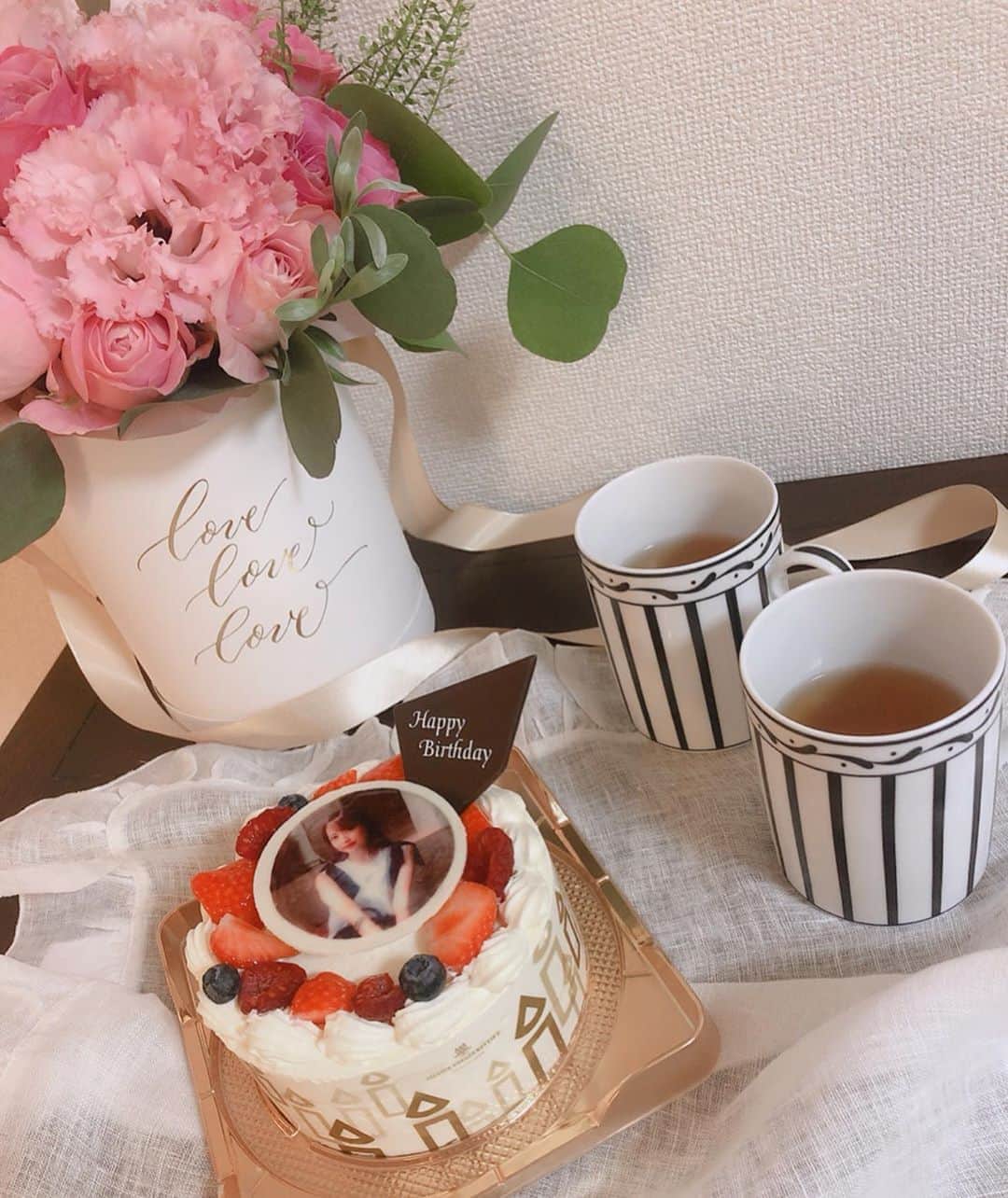 佐伯美香のインスタグラム：「. 1つ前のpostには沢山の💓とメッセージをありがとうございました💌 . 入籍後ですが、無事30歳を迎えることができました🌿 . 誕生日当日は主人がこんな可愛いお花とケーキを持って帰ってきてくれました😭💓 . お花はブーケになっていて 可愛いだけでなくお手入れもしやすかったです💐 . こんな感じでこれからもマイペースに更新していきますので、今後もどうぞ宜しくお願い致します🙇‍♀️♡ . . #mybirthday🎂  #メッセージフラワーボックス」