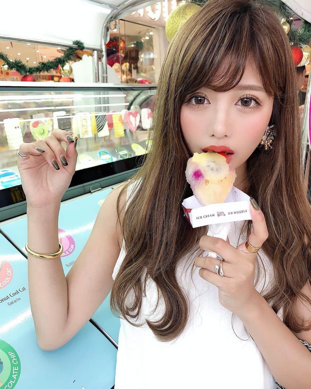 伊藤実祐さんのインスタグラム写真 - (伊藤実祐Instagram)「. . きのう載せた @candyliciousbali のアイス🍦🍭🍇🥝🍋🍒 . . 旅行中2回も行った😚❣️ . みゆ的1枚目のフルーツいっぱい入ってる フルーツポンチ的アイスが美味しかった💓 . . バリの服装について質問頂くけど、 どれもこれも今年の夏着てたもので 新しいものはひとつもなす🥺🍆!!! . ただ、長袖シャツとかは暑すぎたから 袖なしのお洋服が良いと思う😳☝🏻🌈 . とにかくジメジメ湿気がすごい。💭 . . バリ #バリ島 #インドネシア #バリ島旅行 #バリ旅行 #Bali #candylicious #バリ島グルメ #ウブド #スミニャック #ジンバラン #クタ #星のやバリ #星のや #海外旅行 #水着 #ヴィラ #南国 #プール #クタビーチ #クリスマス #年越し #着痩せ #着痩せコーデ #Nexter #Nextercreatist #伊藤実祐 #いとうみゆ #みゆちゃい . . 今週東京にいる間にこっちのお家の大掃除しなきゃ🙄🧼 .」12月17日 20時53分 - miyu.61