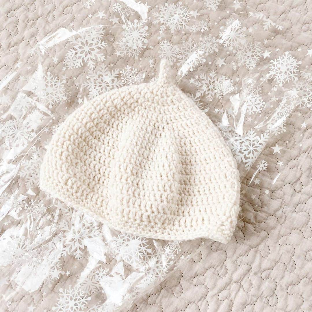unoのインスタグラム：「職場で予定日の近かったママ友さんから、 手編みの帽子をいただきました✨ 可愛くてすごい！そしてクオリティ高い…！！ 編み物が苦手なので本当に尊敬します😭 本当にありがとうございます〜！！ 少し大きめに作っていただいたので、 これから本格的に寒くなる季節に大活躍しそうです。 2枚目はその頃に着せようと思ってる服です😚 組み合わせたら絶対可愛い！💓 ㅤㅤㅤㅤㅤㅤㅤㅤㅤㅤㅤㅤㅤ 息子は生後3週間になりました。 すっかり身体が重くなってきて、乾燥してた肌も ふっくらぷるぷるの赤ちゃん肌になってきました。 来週の検診が楽しみです！ ㅤㅤㅤㅤㅤㅤㅤㅤㅤㅤㅤㅤㅤ」