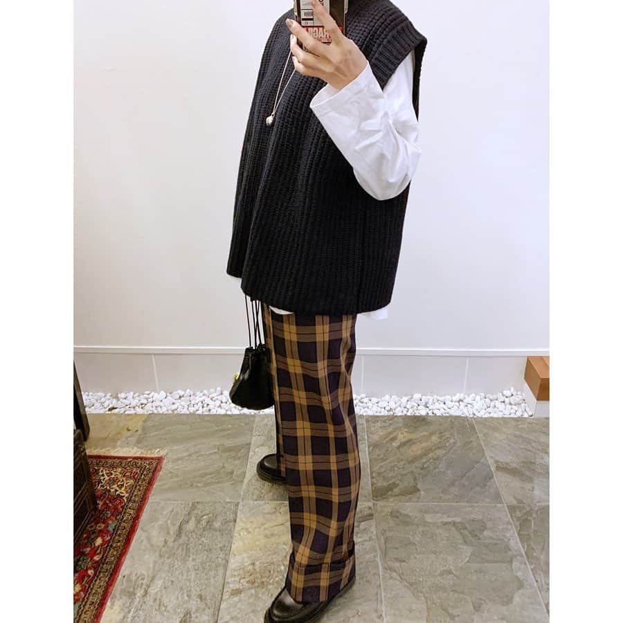 斎藤寛子さんのインスタグラム写真 - (斎藤寛子Instagram)「朝から珍しく雨〜☔️暖かいからコートいらず。 . 雨止んでる合間にちゃちゃっと買い物へね。. . ブログ更新しました❣️. . long Tshirt #anieca @anieca_official  knit vest #journalstandard @journalstandard.jp  pants #anieca @anieca_official  shoes #drmartens @drmartens_japan  bag #anieca @anieca_official  necklace #chiekoplus @chieko6 . . . #hiroko #158cm #coordinate #outfit#ootd#ママファッション#ママコーデ#カジュアル#大人カジュアル#アニーカ」12月17日 20時56分 - hiroko4life