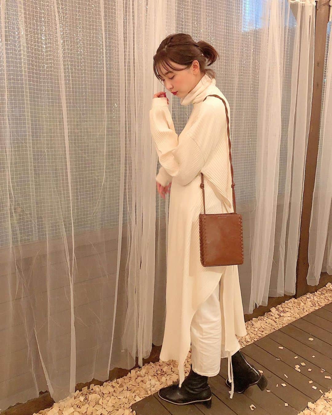 のインスタグラム：「・ お気に入りのi-sookのワンピース ヘビロテ中っ☺️💕 ・ ・ ・ 今回は、白のタートルに白のパンツを合わせましたっ🍑 ・ ・ ・ 両方ともユニクロっ❣️ ・ ・ ・ バックはスナイデルだよ🍑 ・ ・ ・ 今週は色々楽しみなイベントが目白押しなんだっ☺ ・ ・ ・ #白タートルネック#ハイウエスト白デニム#白ニットコーデ#ブラウンコーデ#ゆるお団子#ママコーデ#こなれカジュアル#大人カジュアル#高身長コーデ#170cmコーデ#お洒落な人と繋がりたい#お洒落さんと繋がりたい#ユニクロコーデ #uniqloコーデ #プチプラ大人コーデ #プチプラ大人女子#プチプラコーデママファッション #プチプラコーデ#韓国大人ファッション#韓国大人服」