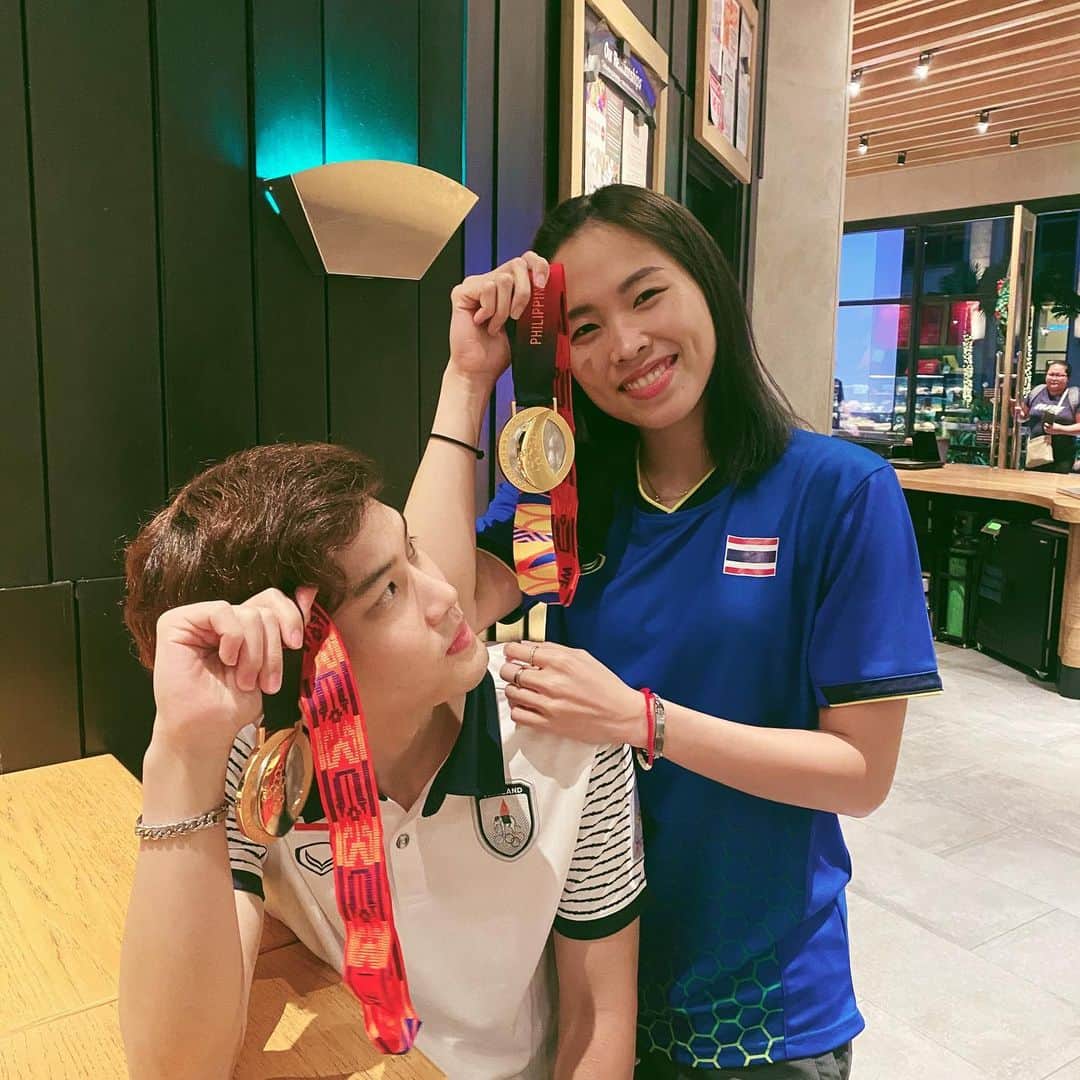 ラチャノック・インタノンのインスタグラム：「ซีเกมส์คงไม่เท่าซียูววววววว .. จุ้กกาลู้!!!! 😂 #ไปเป็นอาทิตย์ได้เจอครั้งเดียว 555555」