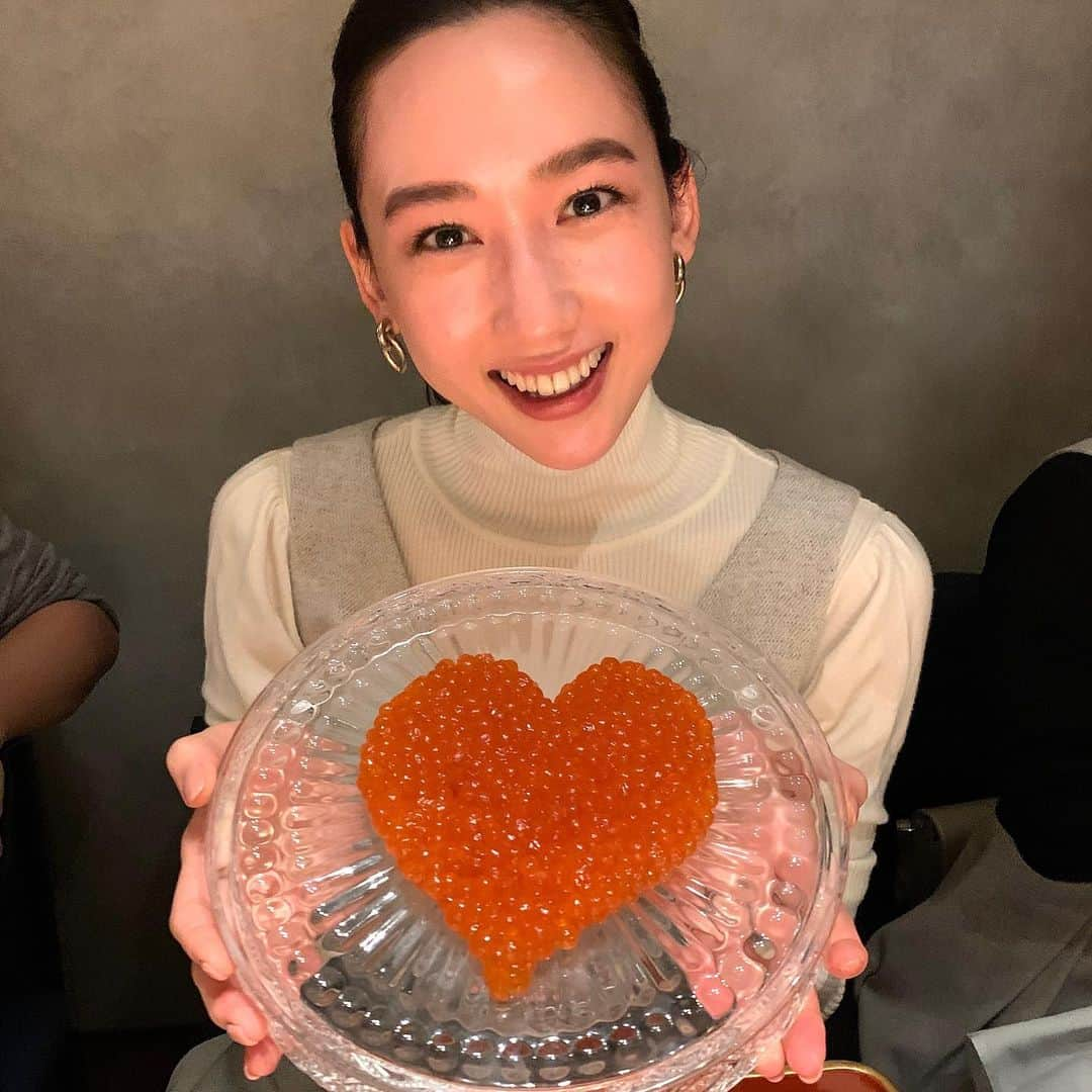 松原汐織さんのインスタグラム写真 - (松原汐織Instagram)「♡ 主人と @hatsunezushi へ🍣 少し早いですが、今年のお疲れ様会ということで👦🏻💗 ・ お茶目な大将(５枚目📸)から、食後に今日１を聞かれるのですが、イクラや鮪、あん肝、松葉蟹🦀全部全部美味しかったけれど、お部屋中に香りが広がった白トリュフ×白子(４枚目)の組み合わせが私のNo. 1でした🥇 あまりの美味しさと信じられないほどの贅沢さに昇天寸前😇笑 ・ お寿司はもちろんのこと、ペアリングのお酒やお茶、食後のデザートやコーヒー、空間の演出に至るまで全てにこだわりが凝縮された#初音鮨 という食のエンターテインメントに大感動👏🏻 ・ 「今年もお疲れ様でした♡」とまた来年も美味しいものをいただきながら、夫婦でご褒美の忘年会が出来る様に 「2020年も頑張るぞ〜！」とやる気が湧いた夜でした🔥 ・ #しおりの食日記 #夫婦 #お寿司 #デート #ご褒美 #忘年会 #いつもありがとう 💗」12月17日 21時03分 - shiori_ma_