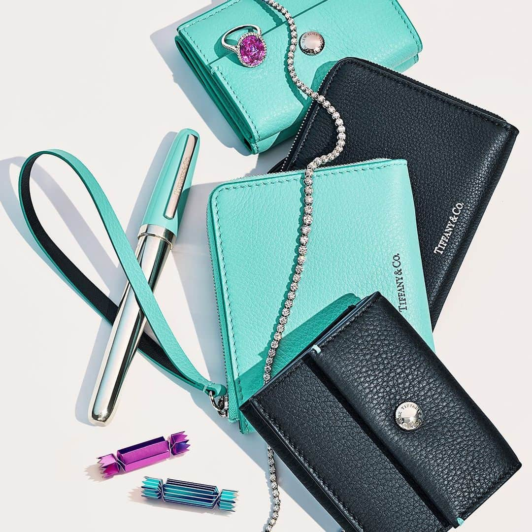 ティファニーさんのインスタグラム写真 - (ティファニーInstagram)「Holiday leather report: Tiffany. Tap to take home gifts they'll take everywhere and discover more via the link in bio. #VeryVeryTiffany #Tiffany #TiffanyAndCo」12月17日 21時00分 - tiffanyandco