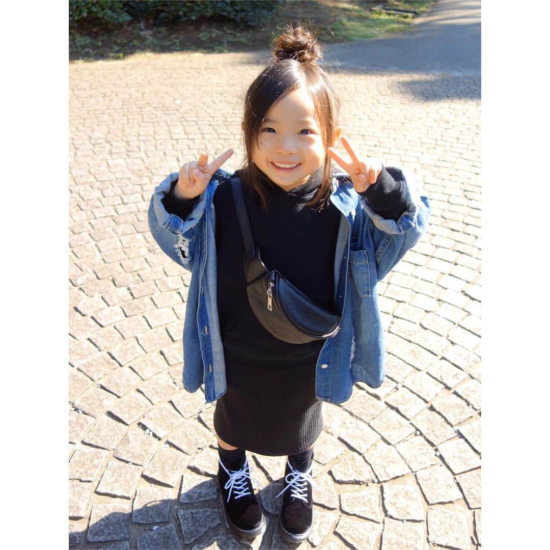 Saraさんのインスタグラム写真 - (SaraInstagram)「. coordinate♡ . 暖かかった日の☀️ オーバーサイズのクラッシュデニムシャツ やっぱりかわいい🥰 . shirt ▶︎ #jeanasis parka ▶︎ #devirock skirt ▶︎ #globalwork  boots ▶︎ #drmartens .  #ootd #kids #kids_japan #kids_japan_ootd #kjp_ootd #kidsfahion #kidscode #kidsootd #kidswear #jeanasiskids #キッズコーデ #キッズファッション #インスタキッズ #デニムシャツ #おだんごヘア」12月17日 21時00分 - sarasara718