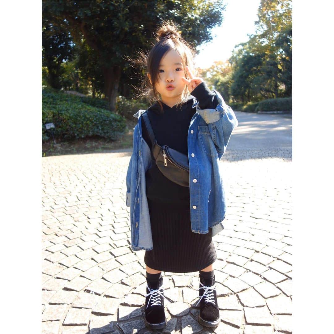 Saraさんのインスタグラム写真 - (SaraInstagram)「. coordinate♡ . 暖かかった日の☀️ オーバーサイズのクラッシュデニムシャツ やっぱりかわいい🥰 . shirt ▶︎ #jeanasis parka ▶︎ #devirock skirt ▶︎ #globalwork  boots ▶︎ #drmartens .  #ootd #kids #kids_japan #kids_japan_ootd #kjp_ootd #kidsfahion #kidscode #kidsootd #kidswear #jeanasiskids #キッズコーデ #キッズファッション #インスタキッズ #デニムシャツ #おだんごヘア」12月17日 21時00分 - sarasara718