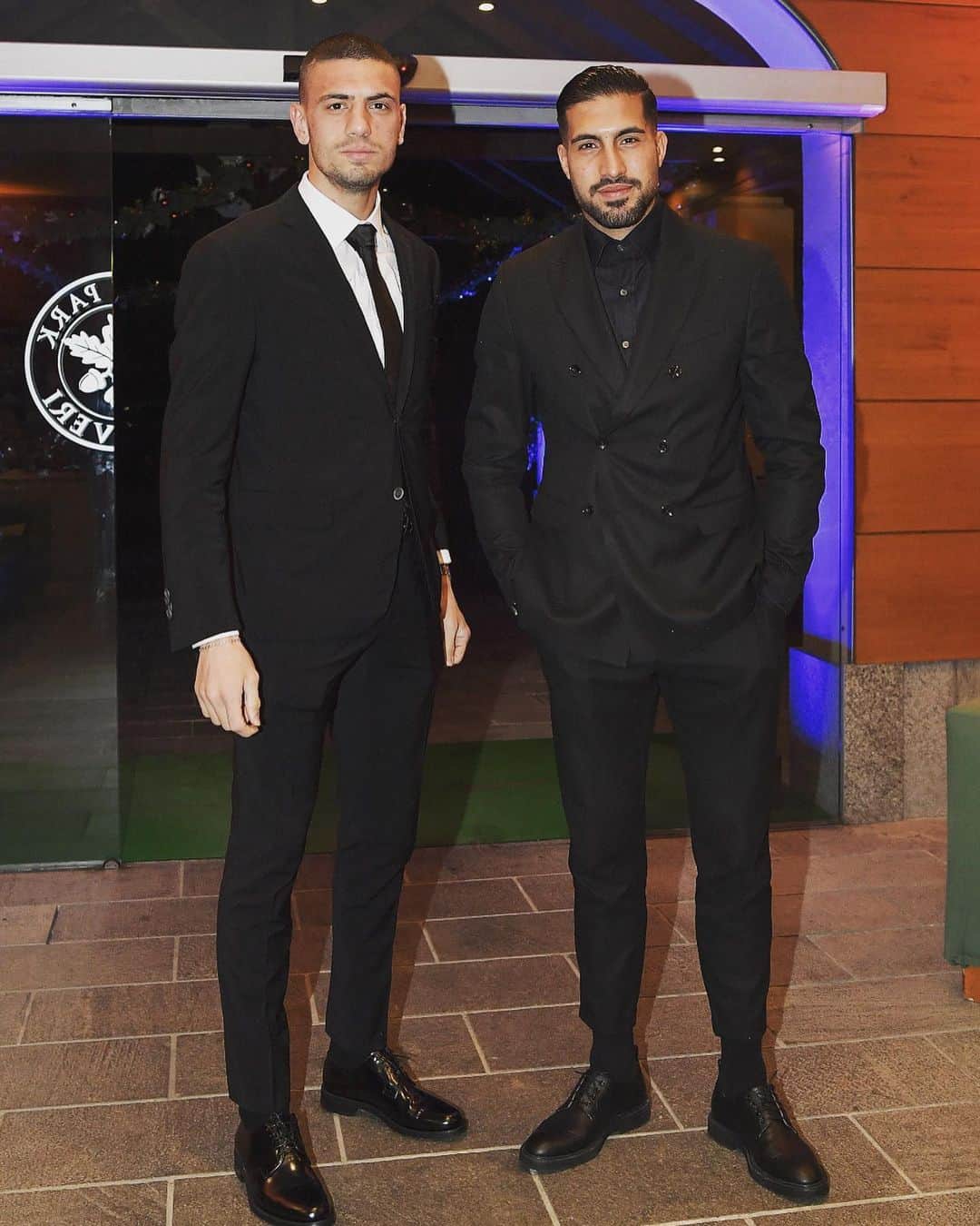 エムレ・カンのインスタグラム：「Christmas dinner 👔 🎄  @merihdemiral yakiyorsun be kardesim 😄 #EC23 #iCan #weCan」