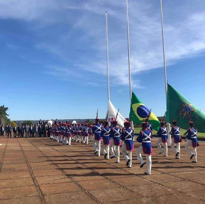 ジルマ・ルセフさんのインスタグラム写真 - (ジルマ・ルセフInstagram)「Presidente @jairmessiasbolsonaro participa, na manhã desta terça-feira (17), da cerimônia de Hasteamento da Bandeira Nacional.」12月17日 21時11分 - presidenciadobrasil