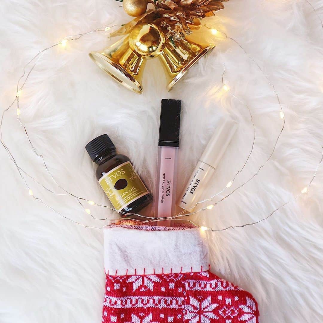 のインスタグラム：「クリスマスまであと少し🎄今週は、毎日できる簡単なパーツケアアイテムをご紹介していきます♡ ・ 本日は、リップケア✨ 顔のパーツの中でも特に乾燥しやすいのが唇。角層が薄いためバリア機能が低く、刺激などで影響を受けやすいパーツですが、逆もまた然り。しっかりケアしてあげれば、ぷるぷるの唇を手に入れることができますよ☺今日はエトヴォスのアイテムを使ったオススメリップケアを伝授させていただきます♡ ・ ①お風呂上がりに、エトヴォスのアルガンオイルをタップリと唇の縦ジワにも入り込むように丁寧にやさしく塗る☺ ・ ②唇が覆えるサイズのラップを唇に貼って、10～15分ほどしたらラップをとる☺ ・ ③カサつくリップ・フェイス・ネイルの保湿、うるおい補給にとマルチに使える保湿バーム「ミネラルトリートメントバーム」を塗る☺ ・  ④翌朝は、再び「ミネラルトリートメントバーム」を塗った後に、乾燥・キメ・ハリ不足が気になる唇にふっくらハリとうるおいを与え、ぷるっとしたグラマラスな唇に変身させる美容成分がたっぷり配合された「ミネラルリッププランパー」を塗ってみてください☺ ・ 毎日できる簡単なパーツケアで、ぷるぷるの唇を手に入れてくださいね♡ ・ ・ ・ #etvos #エトヴォス #naturalcosmetics #ナチュラルコスメ #mineralmakeup #ミネラルメイク#アルガンオイル #オイル #オイル美容 #オイルパック #シワ対策 #乾燥肌 #敏感肌 #敏感肌コスメ #リップケア #ハリアップ #ぷるぷるリップ #ぷるぷる #ミネラルリッププランパー #mineralcosmetics #ミネラルコスメ #lip #リップ #リップグロス #ミネラルトリートメントバーム #パーツケア #エイジングケア #クリスマス #christmas」
