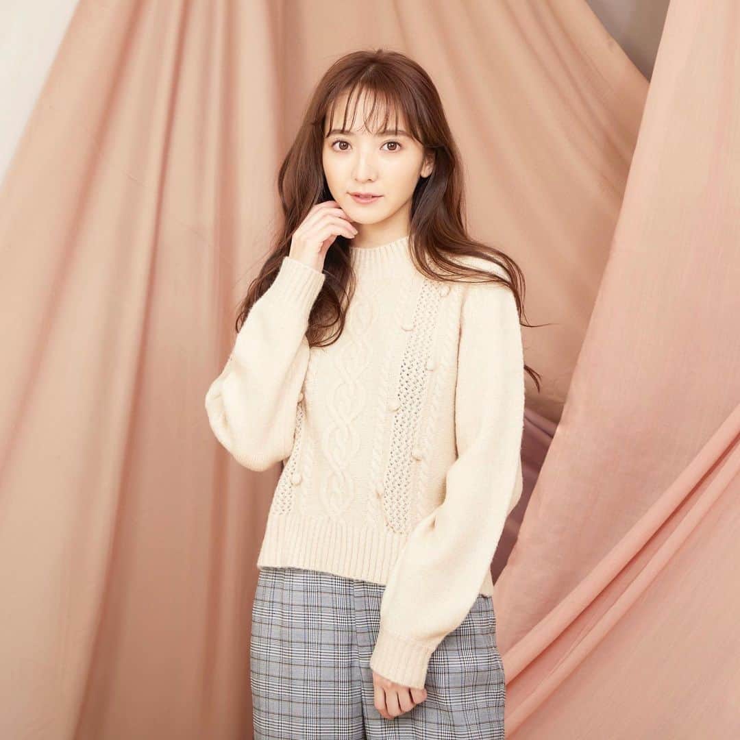 RENAI KEIKAKUのインスタグラム：「シンプルに見えてかわいらしい❣️ケーブル編みとポップコーンデザインがフェミニン気分を高めてくれるハイネックニット❤︎﻿ コーデにさりげない華やぎをプラスしてくれます✨﻿ コンパクトなサイズ感なのでどんなボトムとも合わせやすいアイテム😍﻿ オフ・ベージュ・ピンクの優しいカラー展開です😌💕﻿ ﻿ ☑︎high neck cable knit﻿ ¥6,900+tax﻿ ﻿ #ren #renaikeikaku #レンアイケイカク #ren_style」