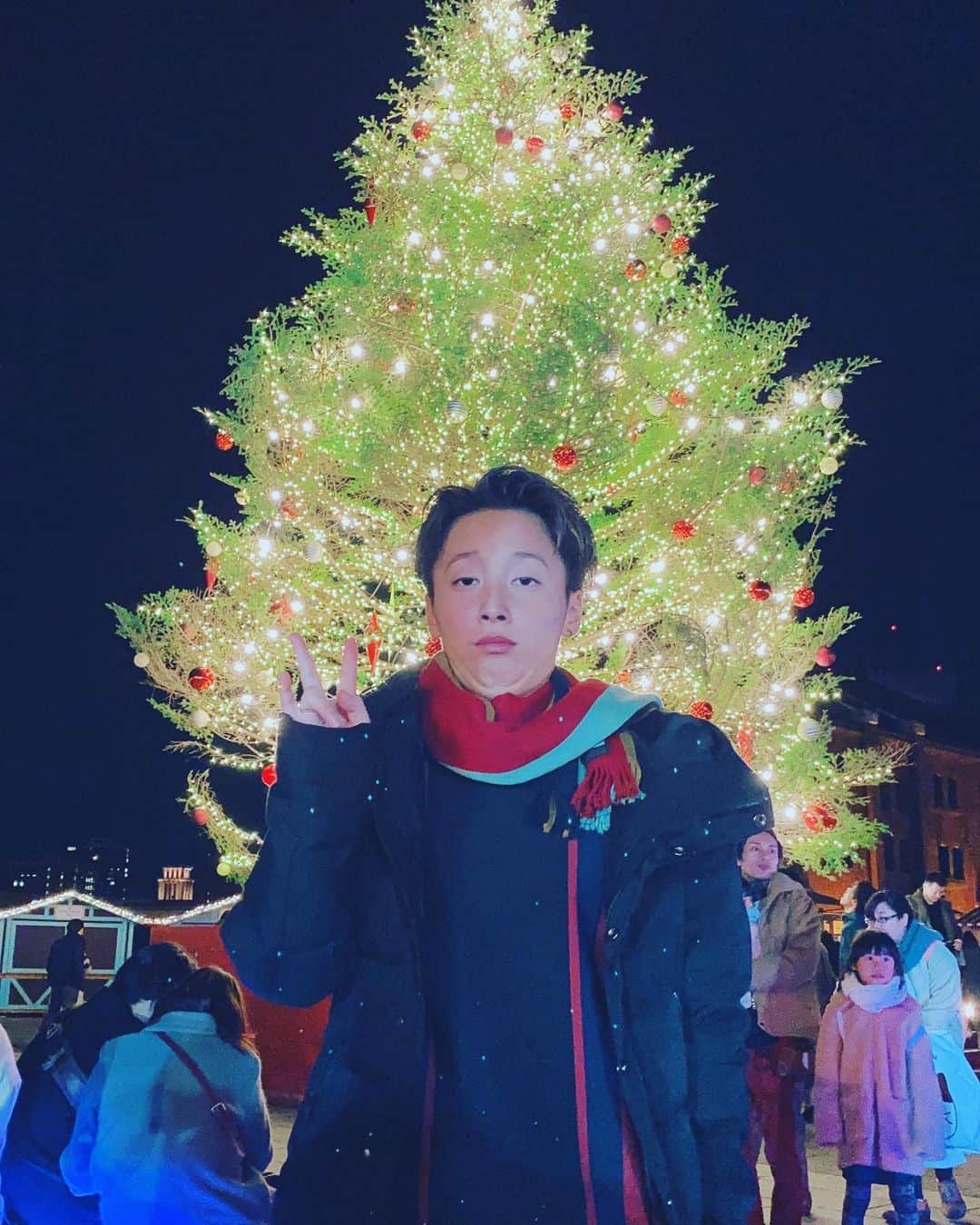 ひなたのインスタグラム：「どうやら今年はみんなよりちょっと早いクリスマスを過ごしたらしいんだけども最&高なクリ&マスやったよ。 横浜のクリスマスマーケットまじでオヌヌメ。デートスポット迷ってる方ぜひ行ってみて。 あの素晴らしい輝きを放ったもみの木をみて落ちない女はいないよ。 例えるならならお母さんが三日月の夜は背毛で実は空飛んでいってしまうねんってカミングアウトしてきた時並みの驚き。  #何言ってんやろ　 #写真まるでUFOキャッチャーで突然手に入れられたぬいぐるみみたいじゃん」