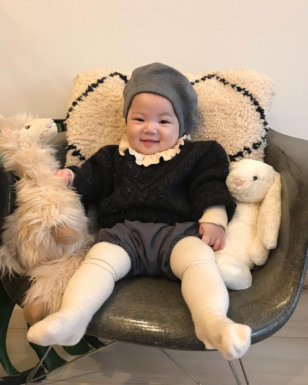 濱中鮎子のインスタグラム：「子供感出ちゃうスタイル。  まだまだ赤ちゃんで居てね🤱  #ばぁばが編んだニット  #まだ腰は座りかけ  #お嬢ファッション  #カメラ向けると笑う」