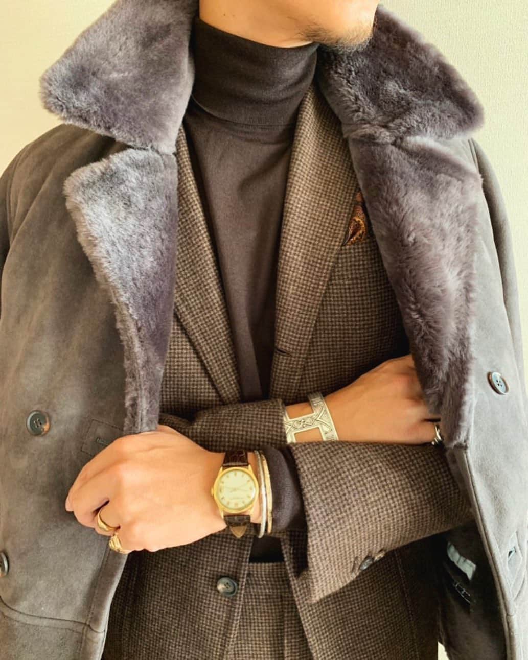 Shuhei Nishiguchiさんのインスタグラム写真 - (Shuhei NishiguchiInstagram)「"Shearing Coat On"for Luxery Winter. スーツに毛皮、とても贅沢な組み合わせをサラリとこなせる大人でいたい。 ・ ・ Tap for brands ・ #mensstreetstyle #dappermen #gentleman #instastyle #instafashion #picoftheday #bestoftheday #mensstreetstyle #follow #sartorial #trend #influence #bestoftheday #spezzatura」12月17日 21時08分 - shuhei_nishiguchi