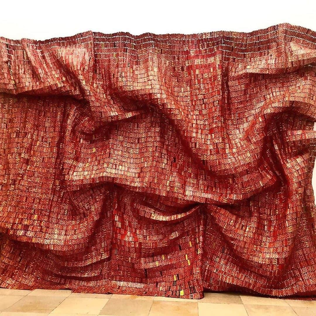 オズワルドボーテングさんのインスタグラム写真 - (オズワルドボーテングInstagram)「The wonderful work of Ghanaian artist and sculpture El Anatsui who uses bottle caps and everyday objects to create amazing large scale installations #africanart #ghana #africanism #artisticintelligence」12月17日 21時20分 - ozwald_boateng