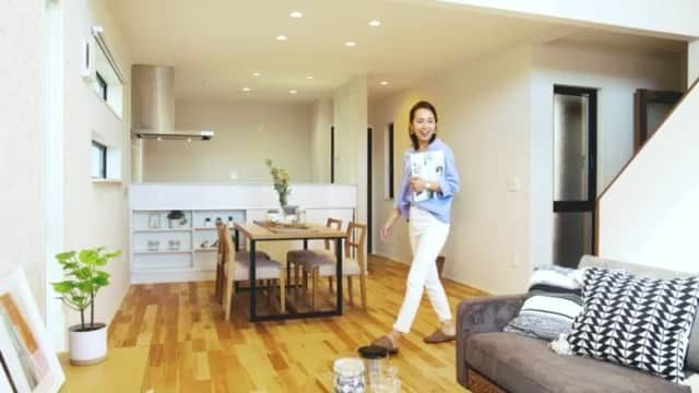 若林翔子のインスタグラム：「﻿ オークラホームさんのCMに﻿ 出演させていただきました！﻿ 公開になったのでぜひみてね🤗﻿ ﻿  吹き抜けがステキだったり まったりできる空間があったり。 とっても素敵なお家たくさんあるので﻿ チェックしてみてください😆﻿ ﻿ ﻿ ﻿ ﻿ #東北　#宮城　#オークラホーム　#CM﻿ #若林翔子」