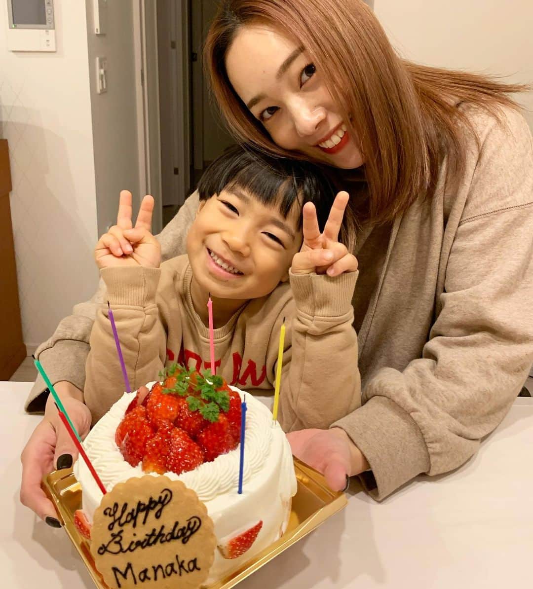 新原愛加のインスタグラム：「. ママななありがとう🥰🎂」