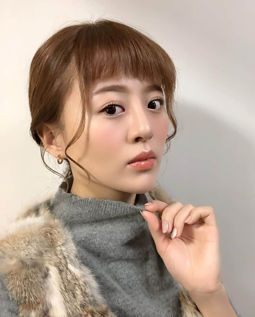 真衣ひなのさんのインスタグラム写真 - (真衣ひなのInstagram)「. ヘアクリップを使った 超簡単ヘアアレンジ🐰 . 後ろ髪を上下に分けます。 この時、ハーフアップの位置より 少し深め(下め)で分けておきます。 上の髪を三つ編み(表編み)に。 首の真ん中あたりで髪用輪ゴムで結んだら 下の髪と合わせ持って、 ゴムの上からヘアクリップを留めます。 毛先と後れ毛をコテで巻いて完成！ . hairaccessory @complexbiz_official . . #コンプレックスビズ #使いやすいのでおすすめ #三つを10年愛用してる #そろそろニューフェイス入れたい #頭皮負担０アレンジ #ひなのへあかたろぐ」12月17日 21時13分 - hinano_mai