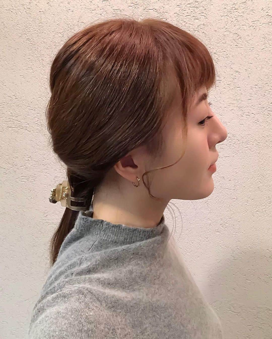 真衣ひなのさんのインスタグラム写真 - (真衣ひなのInstagram)「. ヘアクリップを使った 超簡単ヘアアレンジ🐰 . 後ろ髪を上下に分けます。 この時、ハーフアップの位置より 少し深め(下め)で分けておきます。 上の髪を三つ編み(表編み)に。 首の真ん中あたりで髪用輪ゴムで結んだら 下の髪と合わせ持って、 ゴムの上からヘアクリップを留めます。 毛先と後れ毛をコテで巻いて完成！ . hairaccessory @complexbiz_official . . #コンプレックスビズ #使いやすいのでおすすめ #三つを10年愛用してる #そろそろニューフェイス入れたい #頭皮負担０アレンジ #ひなのへあかたろぐ」12月17日 21時13分 - hinano_mai