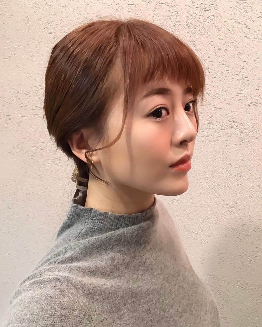 真衣ひなのさんのインスタグラム写真 - (真衣ひなのInstagram)「. ヘアクリップを使った 超簡単ヘアアレンジ🐰 . 後ろ髪を上下に分けます。 この時、ハーフアップの位置より 少し深め(下め)で分けておきます。 上の髪を三つ編み(表編み)に。 首の真ん中あたりで髪用輪ゴムで結んだら 下の髪と合わせ持って、 ゴムの上からヘアクリップを留めます。 毛先と後れ毛をコテで巻いて完成！ . hairaccessory @complexbiz_official . . #コンプレックスビズ #使いやすいのでおすすめ #三つを10年愛用してる #そろそろニューフェイス入れたい #頭皮負担０アレンジ #ひなのへあかたろぐ」12月17日 21時13分 - hinano_mai