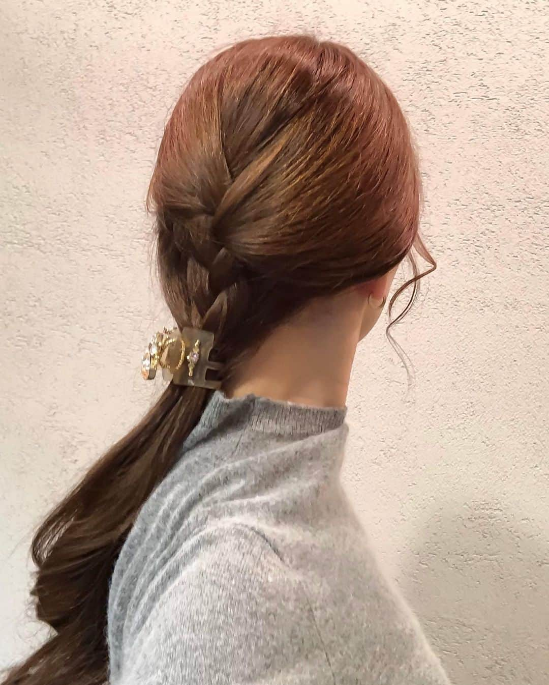 真衣ひなのさんのインスタグラム写真 - (真衣ひなのInstagram)「. ヘアクリップを使った 超簡単ヘアアレンジ🐰 . 後ろ髪を上下に分けます。 この時、ハーフアップの位置より 少し深め(下め)で分けておきます。 上の髪を三つ編み(表編み)に。 首の真ん中あたりで髪用輪ゴムで結んだら 下の髪と合わせ持って、 ゴムの上からヘアクリップを留めます。 毛先と後れ毛をコテで巻いて完成！ . hairaccessory @complexbiz_official . . #コンプレックスビズ #使いやすいのでおすすめ #三つを10年愛用してる #そろそろニューフェイス入れたい #頭皮負担０アレンジ #ひなのへあかたろぐ」12月17日 21時13分 - hinano_mai