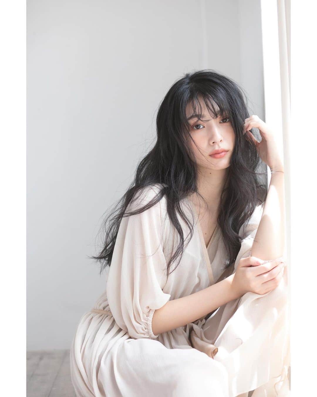 西村円花のインスタグラム：「🌞🌞🌞 ・ ・ ・ 髪の毛もメイクもふわふわ〜☁️ 撮影たのしかった〜🥰」