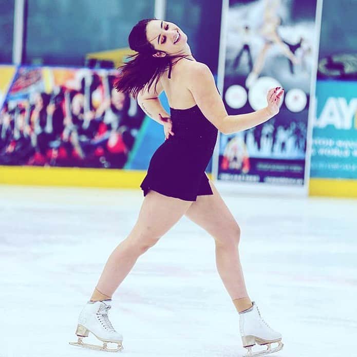 ケイトリン・オズモンドのインスタグラム：「Sometimes all you can do is throw your head back and laugh! . . Thoroughly enjoyed my weekend in Edmonton. I got to catch up with old friends, spend time with my family, and was able to put my skates back on the ice where I spent the majority of my life. Always feels good getting home for a bit. . . . . #homelife #smile #skating #wem #performer」